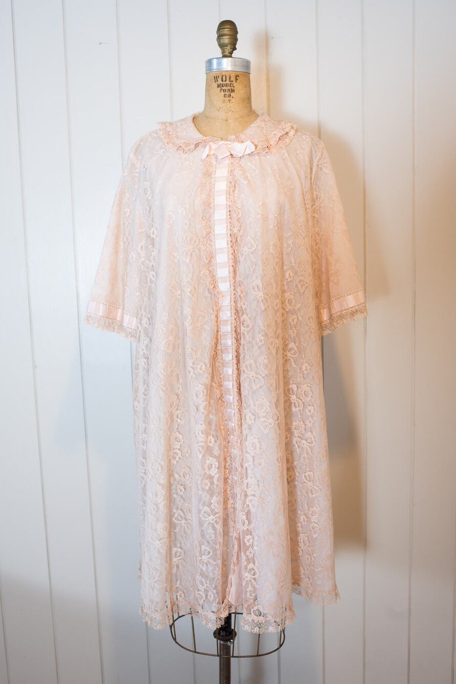 Vintage 1950s Pink Blush Lace Robe Coquette Bridal Dressing Gown Lingerie Med